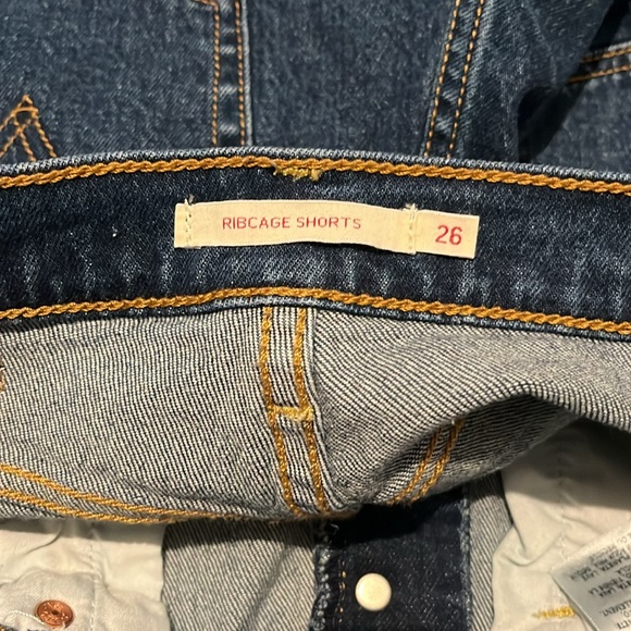 Levi’s Ribcage Shorts - Picture 4 of 6